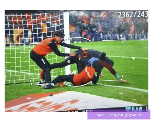 摩洛哥十人围抢门将毛巾拖拽